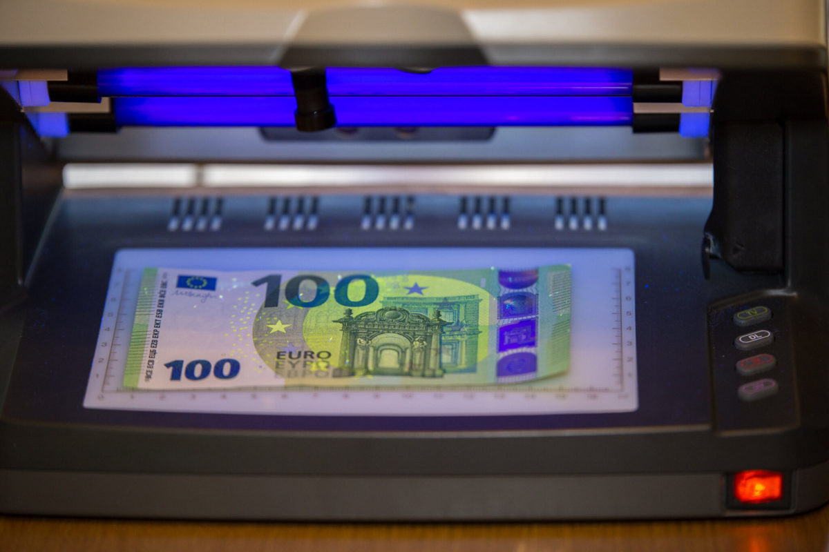 В конце мая в обращение поступят новые банкноты номиналом в 100 и 200 евро. Фото: Банк Эстонии.