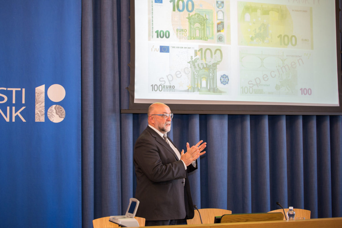 В конце мая в обращение поступят новые банкноты номиналом в 100 и 200 евро. Фото: Банк Эстонии.